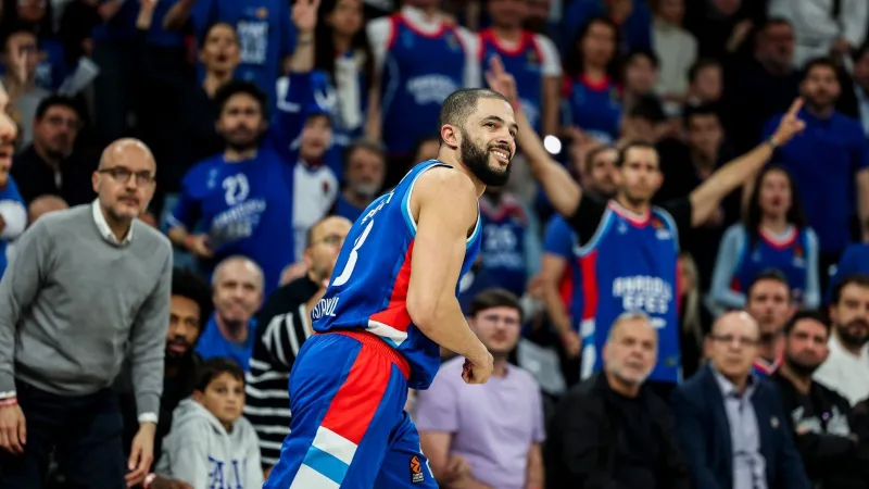 Anadolu Efes'te Şok Ayrılık! Thompson İtalya'ya mı Gidiyor?
