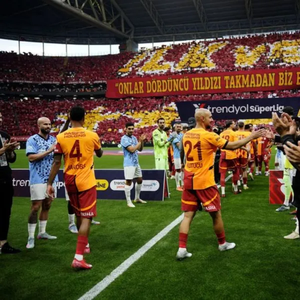 Başakşehir'den Galatasaray'a Şampiyonluk Jest! Alkışlarla Karşıladılar