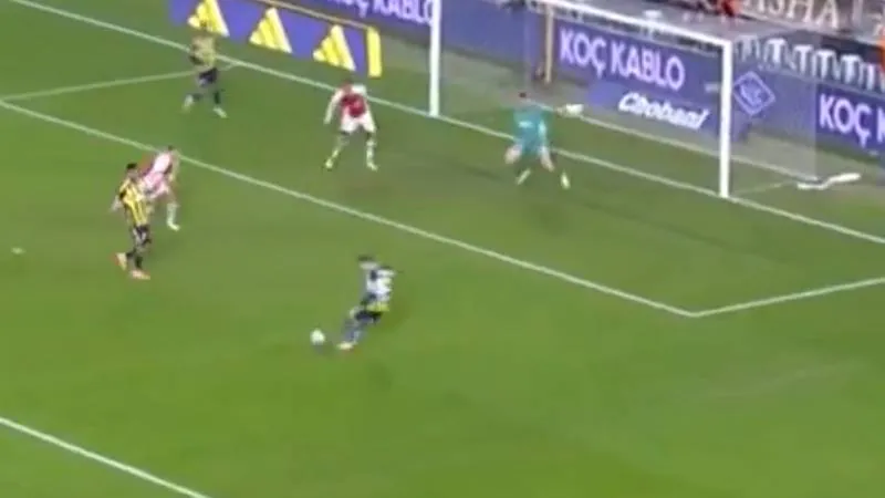 Fenerbahçe tribünlerinden Szymanski'ye büyük tepki; taraftarlar ıslıkladı!