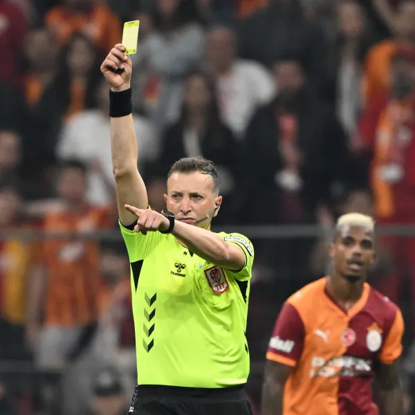 Hakem Katliamı mı? GS-BJK Derbisinde 3 Kırmızı Kart Gözden Kaçtı!