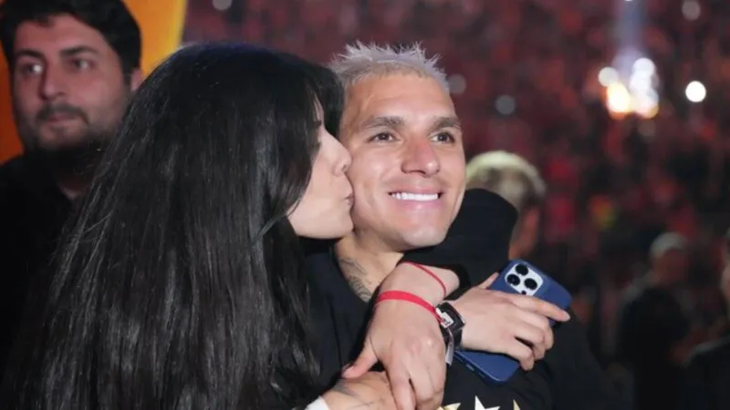 Lucas Torreira yeni aşkıyla şampiyonluk kutlamalarında