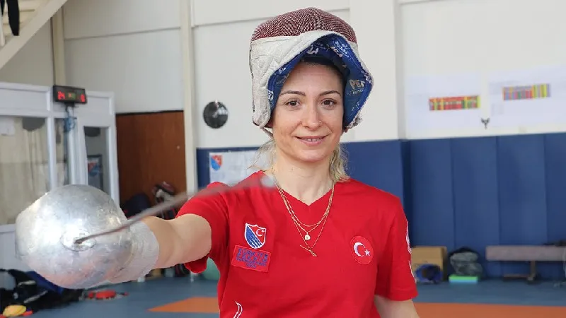 Milli para eskrimci Şenay Güner'den Fransa'da çifte madalya