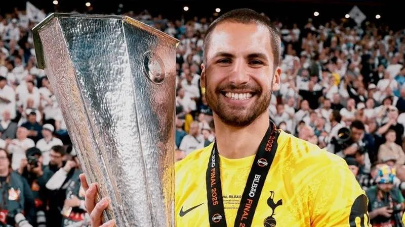 UEFA Kupası ellerinde yükselmişti; 26 yaşında futbola veda etti, fotoğrafçı oldu!